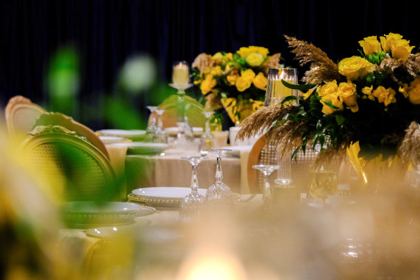 鲜花装饰的婚礼宾客桌图片下载