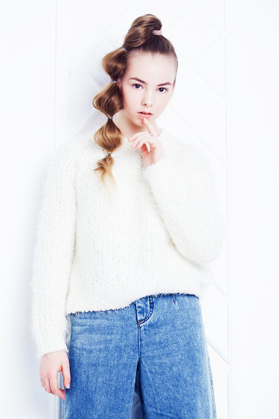 童年、时尚和人的观念——少女穿休闲装图片下载