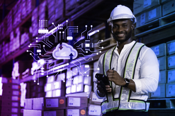 黑男员工在现代创新物流仓库的云计算系统上检查库存，智能物流工厂的创新理念图片下载