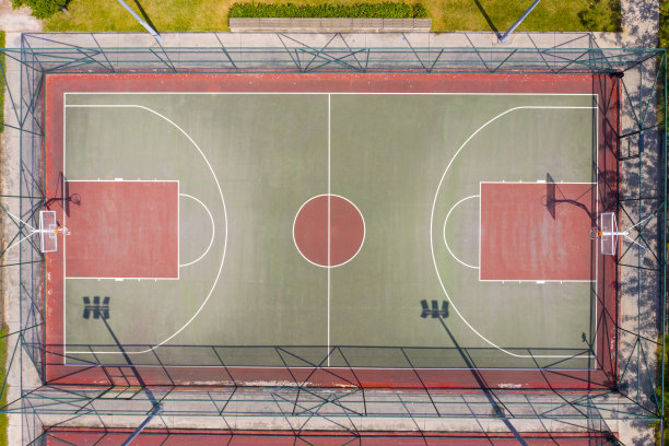 空空荡荡的篮球场的鸟瞰图图片下载