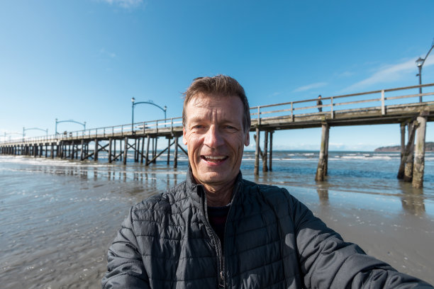 太平洋码头的年老的自拍图片下载