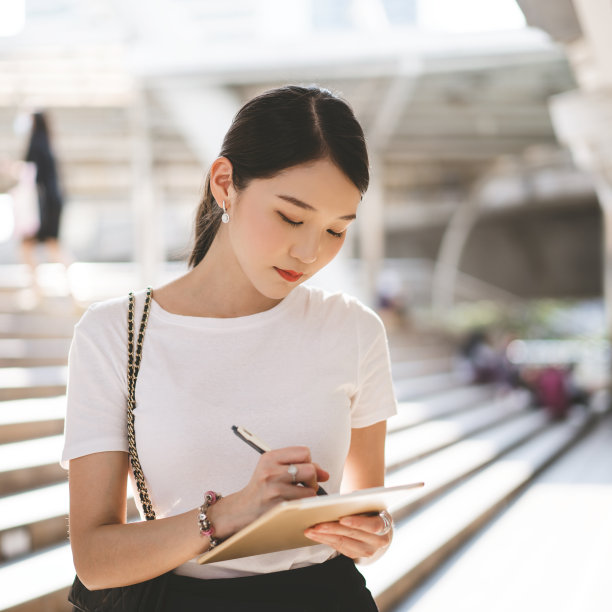 年轻商务亚洲女性使用数字平板电脑图片下载