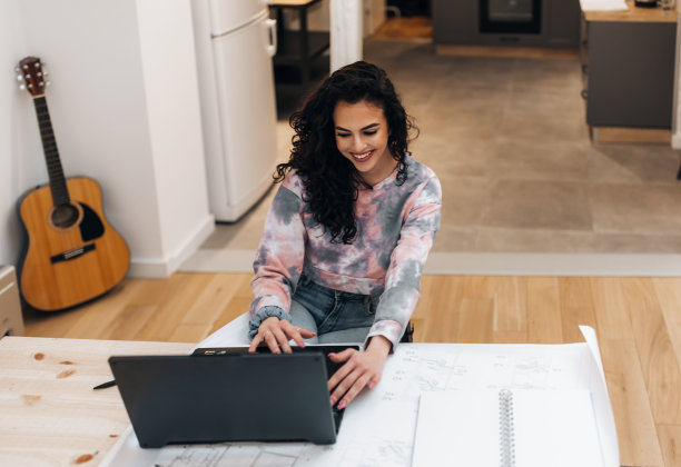 专注的年轻女性或学生拿着笔记本电脑学习，严肃的黑人女性在电脑上工作或学习，做研究或准备在线考试图片下载