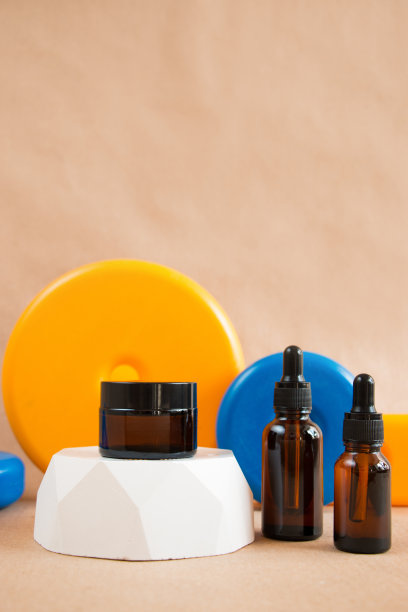 粉彩背景与彩色形状的品牌和包装介绍。时尚的几何形状的产品展示。图片下载