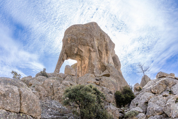 这是一种被称为“小象”的岩石，由瓜达拉马山脉的La Pedriza山中的花岗岩形成图片下载
