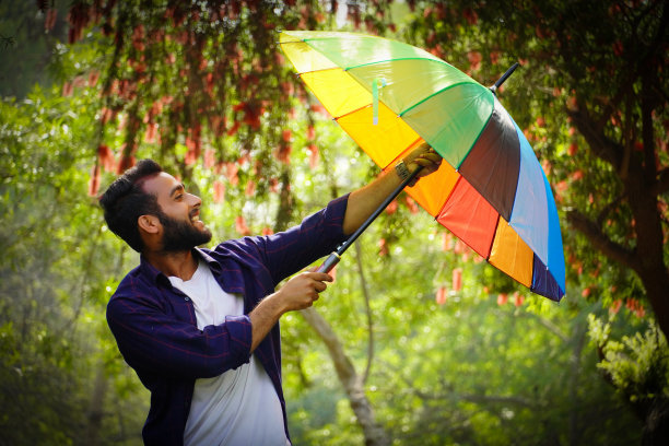 春暖花开，人撑伞图片下载