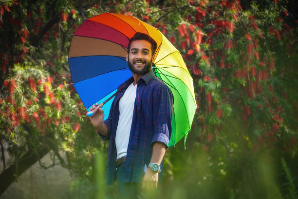 夏天带伞的亚洲印度男孩图片下载