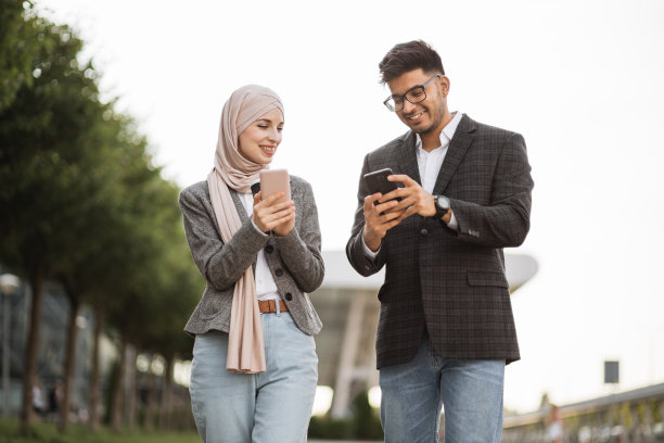 商务人士在咖啡休息时间使用户外的数码平板电脑图片下载