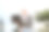 面带微笑的穆斯林女士在镜头前摆姿势，而笔记本电脑户外办公室图片下载