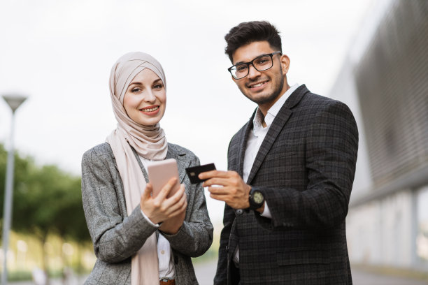 两名多民族商人在户外进行在线金融交易。图片下载