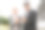 两名多民族商人在户外进行在线金融交易。图片下载