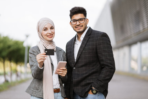 两名多民族商人在户外进行在线金融交易。图片下载