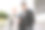 两名多民族商人在户外进行在线金融交易。图片下载