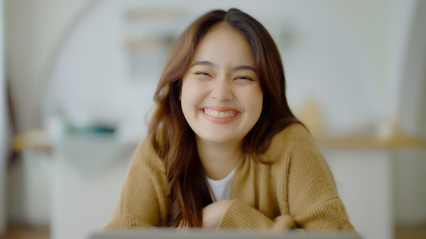 肖像微笑的亚洲年轻女子看着相机。面部表情快乐图片下载