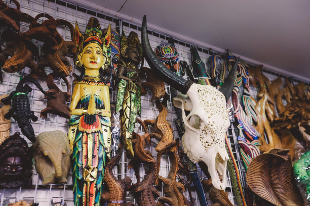 在马累市的当地市场上，五颜六色的纪念品和礼物图片下载