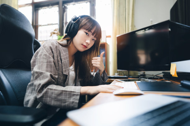 快乐的微笑亚洲青少年妇女呆在家里与现代技术。图片下载