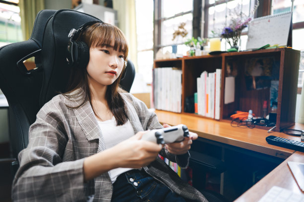 亚洲少女呆在家里玩游戏和在线流媒体。图片下载