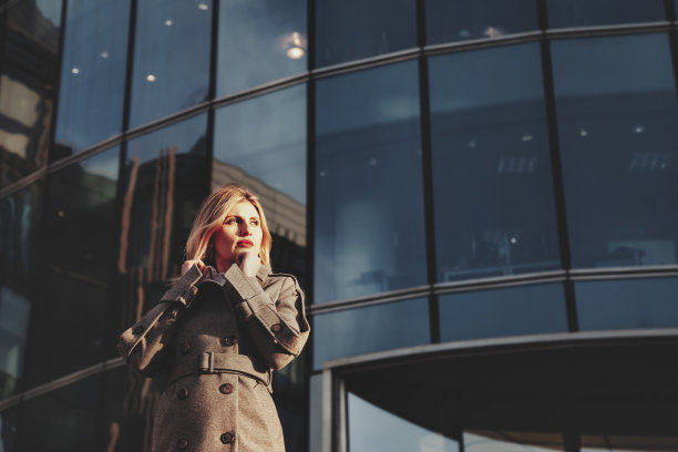 人像时尚女商人在户外商业区图片下载