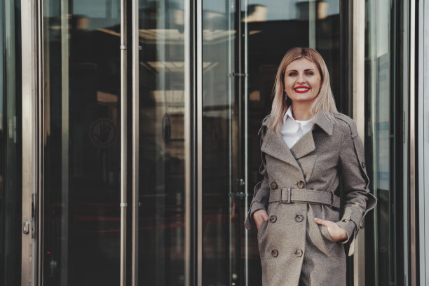 人像时尚女商人在户外商业区图片下载