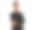 一个穿着社交t恤的黑人在工作室里被黄色的背景孤立起来。孤立的商人，充满戏剧性的光芒。图片下载