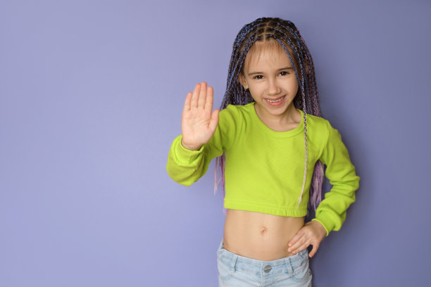 一个留着黑色辫子的女孩笑着做了个手势图片下载