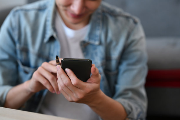 快乐的亚洲人使用手机，在网上购物时通过手机银行支付在线购买。图片下载