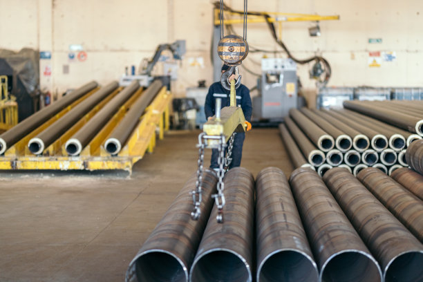 在工厂内用起重机卸货图片下载