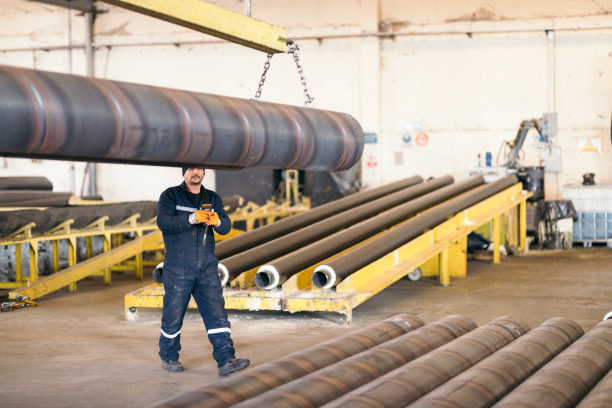 在工厂内用起重机卸货图片下载