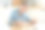年轻女子用浆果装饰纸杯蛋糕图片下载