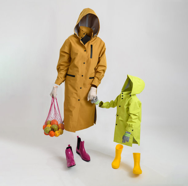 隐形人体模型上的衣服。妈妈和儿子穿着雨衣和胶靴。观念摄影图片下载