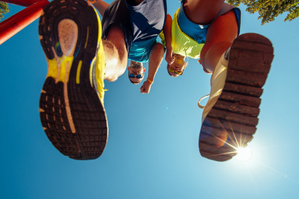 运动员夫妇穿着运动鞋跑步图片下载