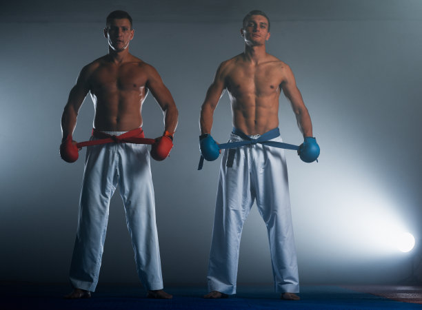 穿着和服的柔道选手在体育馆里练习图片下载