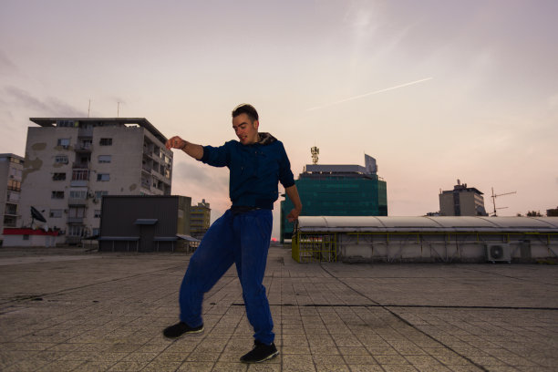 年轻的运动员在地上练习跑酷图片下载