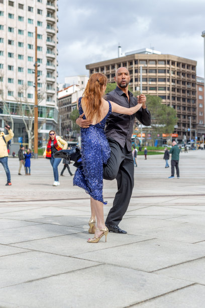 形形色色的男女舞者在街上跳舞，路人看到他们图片下载