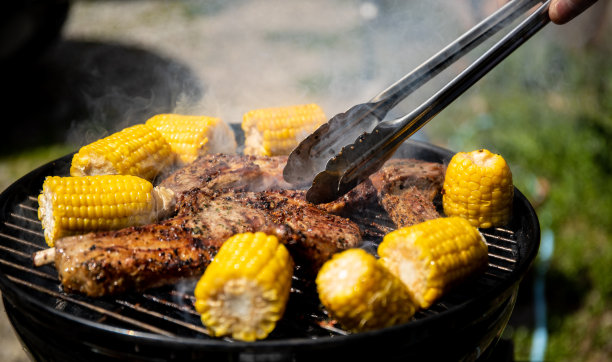 烧烤配羊排和玉米棒图片下载