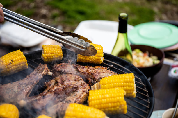 烧烤配羊排和玉米棒图片下载