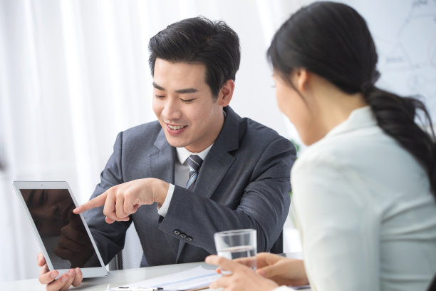 青年商务男女在办公图片下载