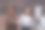 年轻女子在大自然中遛两匹马。图片下载