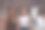 年轻女子在大自然中遛两匹马。图片下载