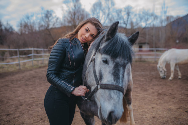 美丽的女人和她的骏马图片下载