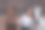 年轻女子在大自然中遛两匹马。图片下载