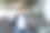 沮丧和愤怒的男人坐在家里的沙发上看着手机屏幕图片下载