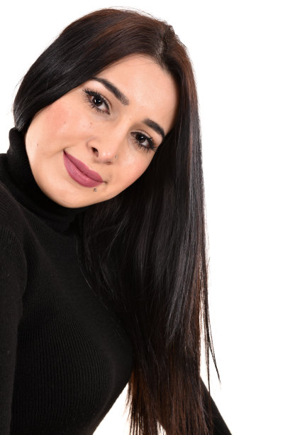 穿着黑色毛衣的年轻女子看着镜头图片下载