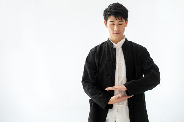 练武术的青年男人图片下载