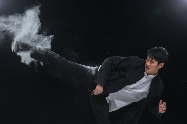 练武术的青年男人图片下载