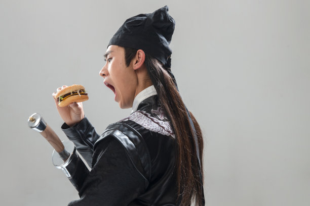 吃汉堡的青年男人图片下载