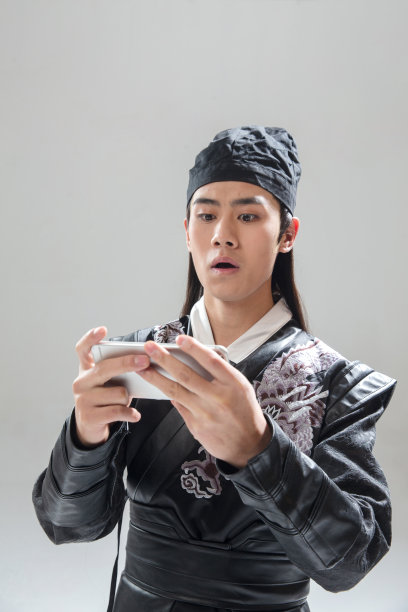 古装男子拿着手机图片下载