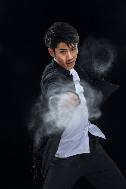 练武术的青年男人图片下载