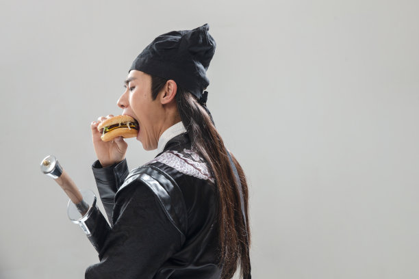 吃汉堡的青年男人图片下载