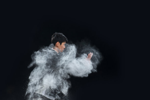 练武术的青年男人图片下载